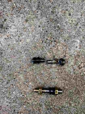 折れたボルトと交換ボルト