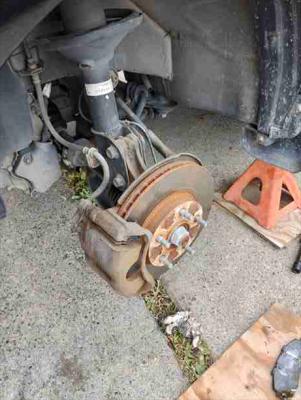 後ろキャリパ―12㎜ボルト外し