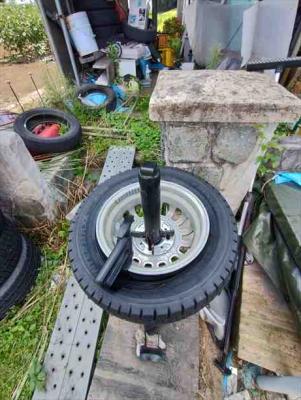 タイヤ抑えをセット