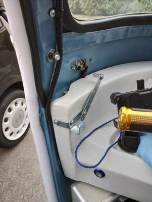 前ロック受け金具待機状態