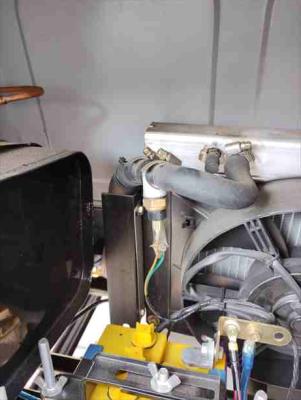 ラジエーターアッパー