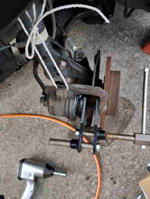 左ピストン押し戻し