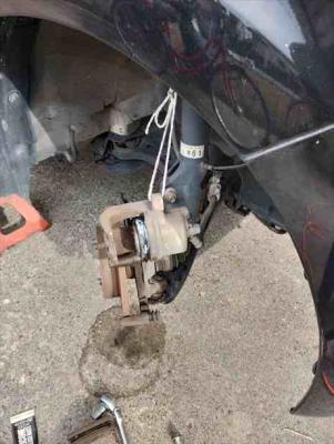 右ピストンブーツグリース塗布